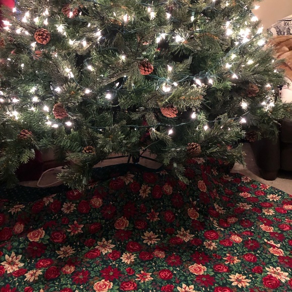 Beautiful Christmas Tree Skirt - Picture 4 of 6